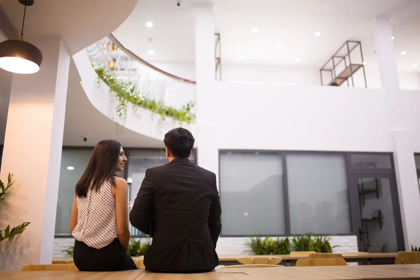 Вид со спины счастливых коллег, сидящих в холле во время перерыва.