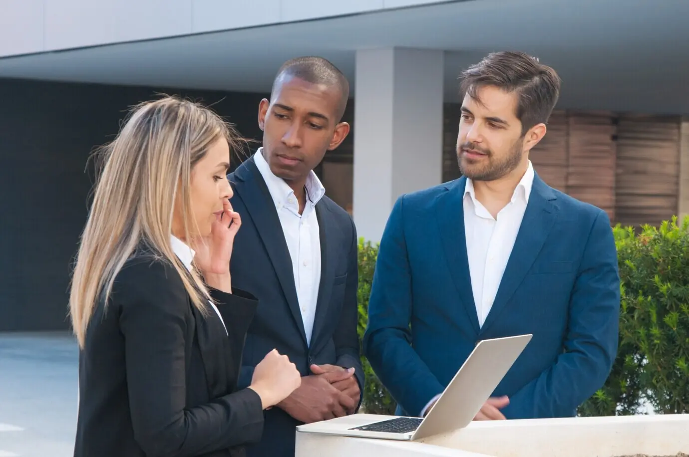 Руководители бизнеса консультируются с экспертом.