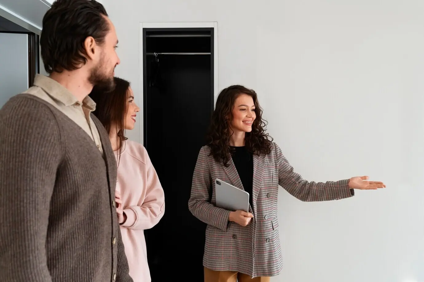 Средний план агента по недвижимости, показывающего дом